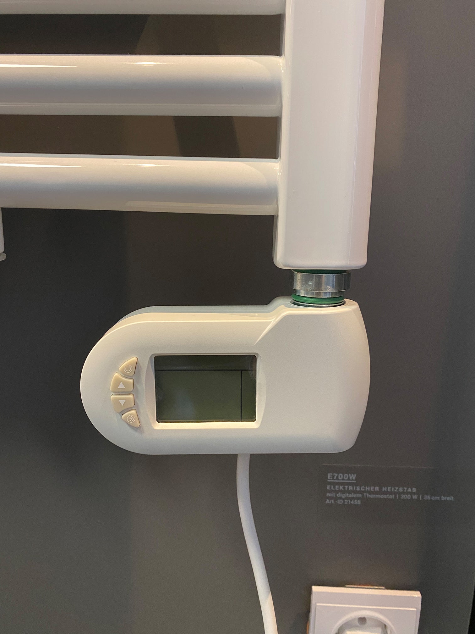Digitální termostat pro koupelnové radiátory E700W - topné těleso